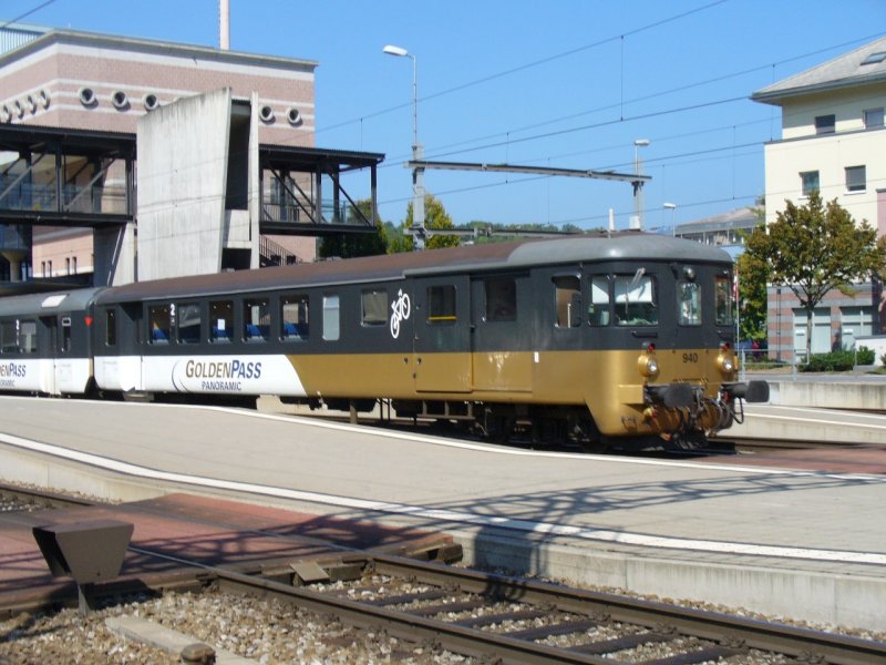 bls - Regio nach Interlaken mit dem Steuerwagen mit Gepckabteil BDt 50 63 82-33 940 mit GOLDEN PASS Bemalung an der Spitze bei der Ausfahrtaus dem Bahnhof Spiez am 13.09.2007