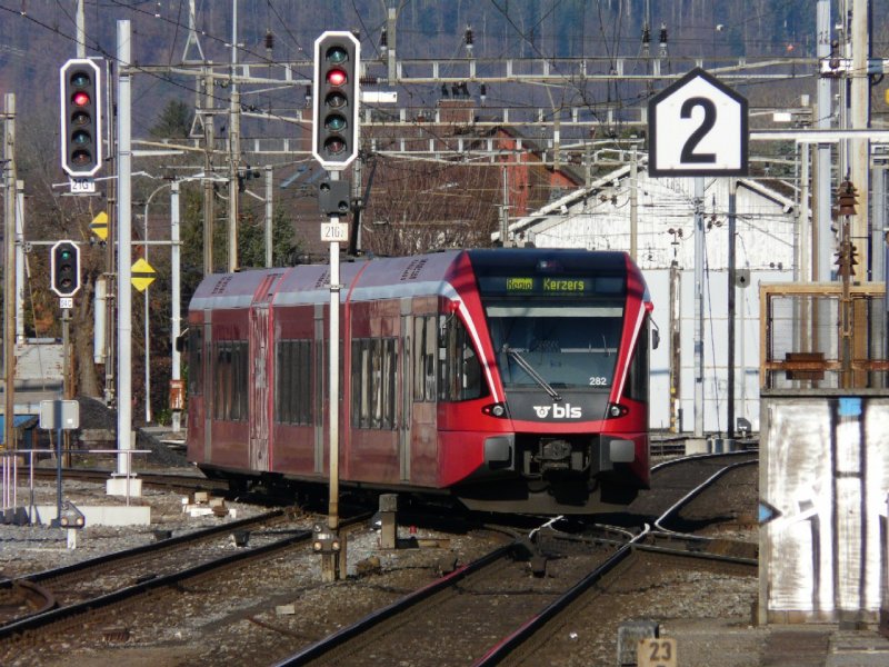 bls - Regio nach Kerzers mit dem RABe 2/8  526 282-9 bei der ausfahrt in Lyss am 26.12.2008