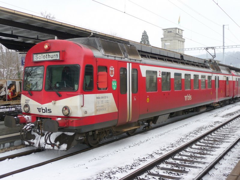 bls - Regio nach Solothurn mit dem Triebwagen RBDe 4/4 566 227-5 in Burgdorf am 14.02.2009