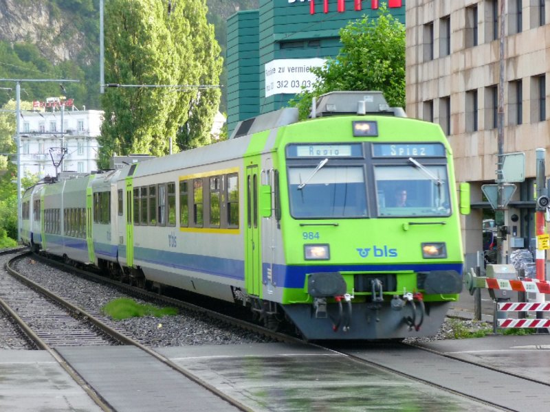bls - Regio nach Spiez mit ABt 50 63 39-33 984 und B-Jumbo + RBDe 4/4 565 727 im Bahnhof von Interlaken West am 16.08.2008