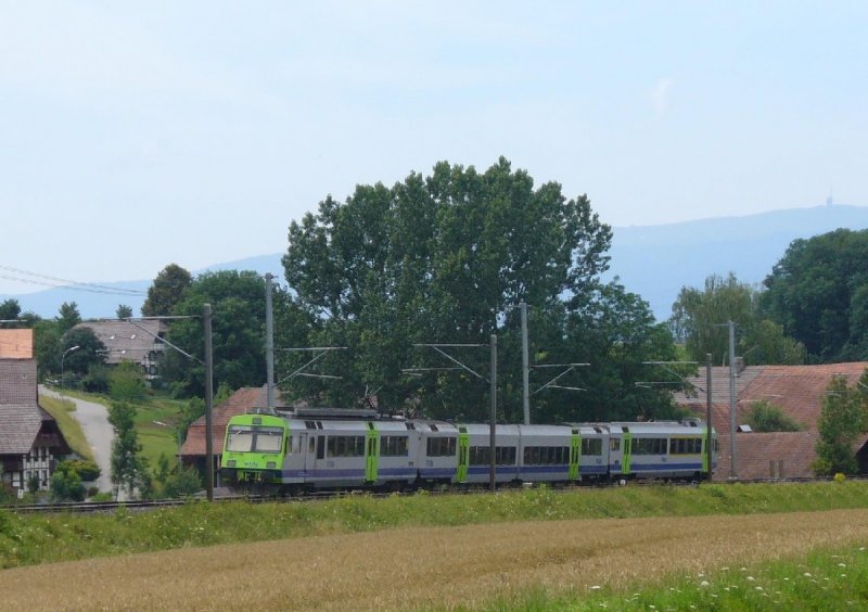 bls - Regionalzug von Bern nach Biel mit einem RBDe 4/4 einem Zwischenwagen Typ Jumbo und Steuerwagen Kurz vor dem Bahnbergang Kosthofen bei Suberg - Grossaffoltern am 30.06.2007