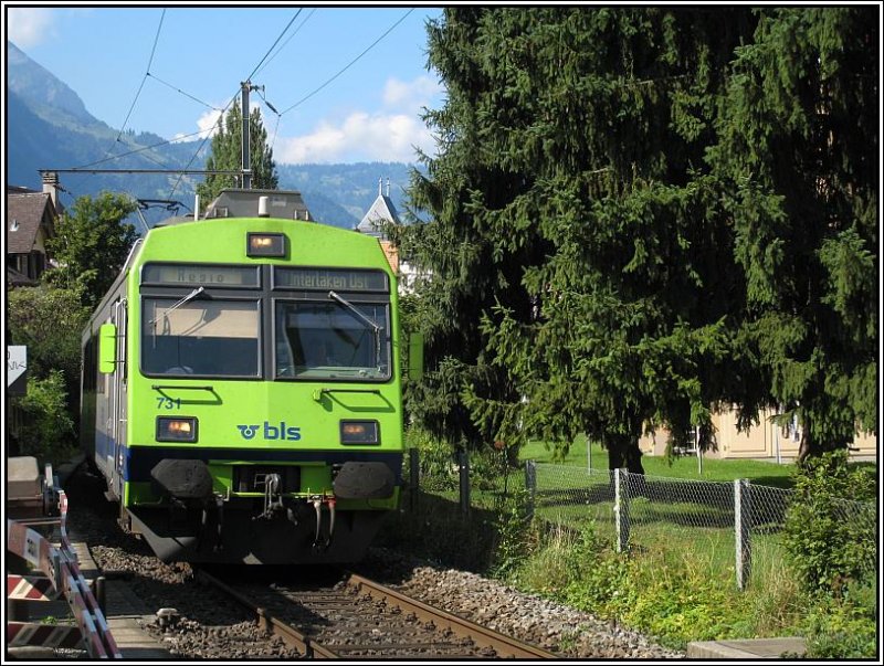 BLS-Regionalzug RBDe 565 in Richtung Interlaken-Ost, aufgenommen am 28.07.2008 an einem der zahlreichen Bahnbergnge in Interlaken.