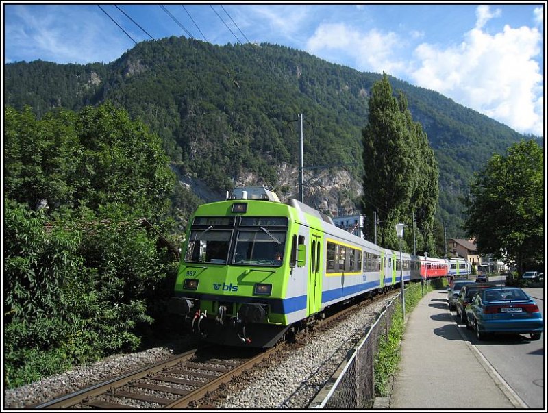 BLS-Regionalzug RBDe 565 in Richtung Spiez, aufgenommen am 28.07.2008 kurz vor Erreichen des Bahnhof Interlaken-West. Im Hintergrund der  Hausberg  von Interlaken, der Harder.