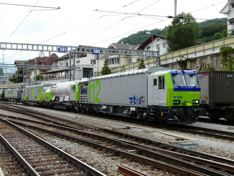 bls Rettungszug - XTmas 80 63 98 06 070-7 und Xans 80 63 98 06 085-5 und XTmas 80 63 98 06 080-6 im Bahnhofsareal von Spiez am 20.06.2009