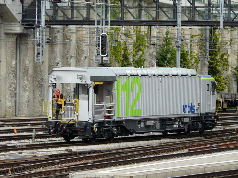 bls Rettungszug - XTmas  80 63 98 06 070-7 bei Rangierfahrt im Bahnhofsareal von Spiez am 20.06.2009