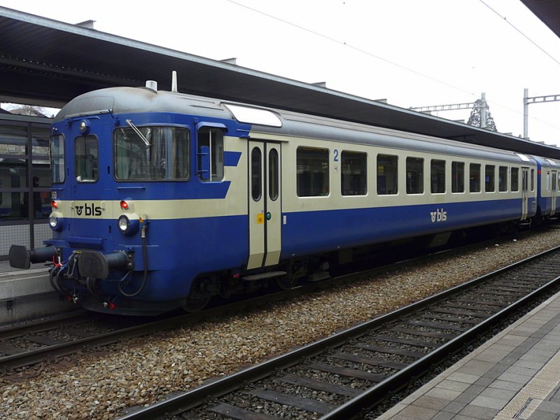 bls - Steuerwagen Bt 50 63 20-33 950 -6 im Bahnhof von Spiez am 28.11.2008
