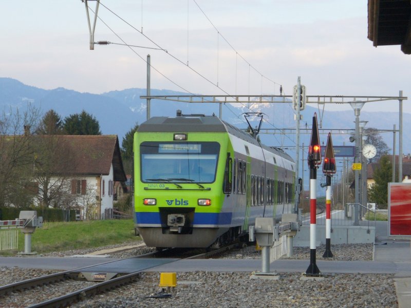 bls - Triebwagen 525 003-0 bei der Haltestelle in Dotzigen am 04.04.2008