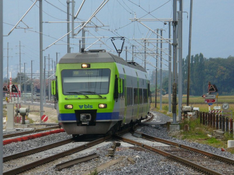 bls Triebwagen 525 008 als Regionalzug von Neuchatel unterwegs nach Bern bei der Einfahrt in den Bahnhof von INS am 17.09.2007