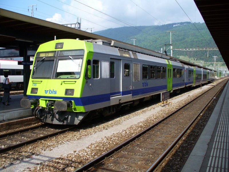 bls  - Triebwagen RBDe 4/4 565 735-8 mit Jumbo B 613  + Steuerwagen ABt 988 als Regionalzug nach Bern im Bahnhof von Biel / Bienne am 09.06.2007