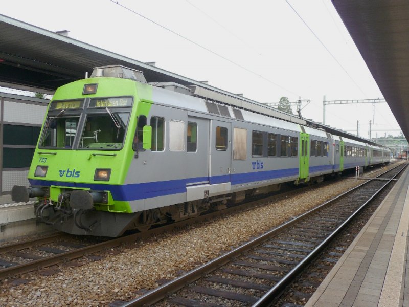 bls - Triebwagen RBDe 4/4 565 733-3 unterwegs als Regio im Bahnhof von Spiez am 11.08.2008