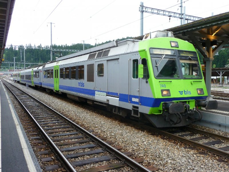 bls - Triebwagen RBDe 4/4 565 733-3 unterwegs als Regio nach Bern - Schwarzenburg im Bahnhof von Langnau am 12.09.2008