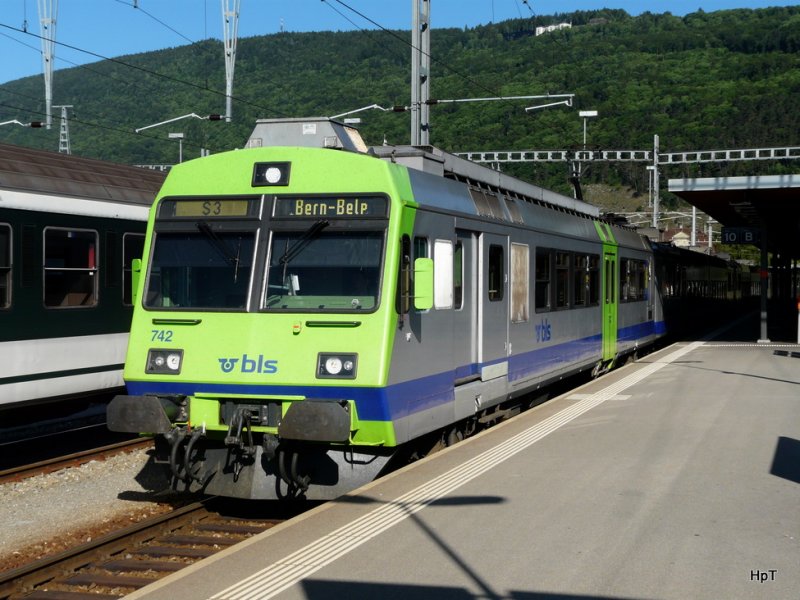 bls - Triebwagen RBDe 4/4 565 742-4 als Regio nach Bern - Belp im bahnhof von Biel/Bienne am 30.05.2009