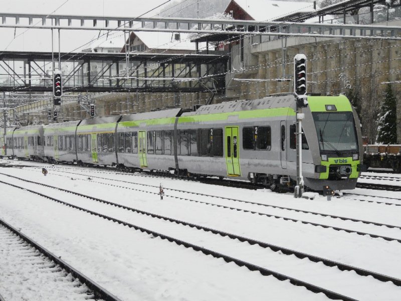 bls - Triebzge   Ltschberger   RABe 535 106-9 zusammen mit RABe 535 103- abgestellt im Bahnhofsareal von Spiez am 12.12.2008