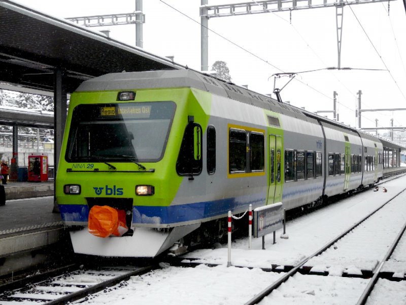 bls - Triebzug 525 029-5 mit Orangem Schutzsack ber der automatischen Kupplung im Bahnhof von Spiez am 12.12.2008