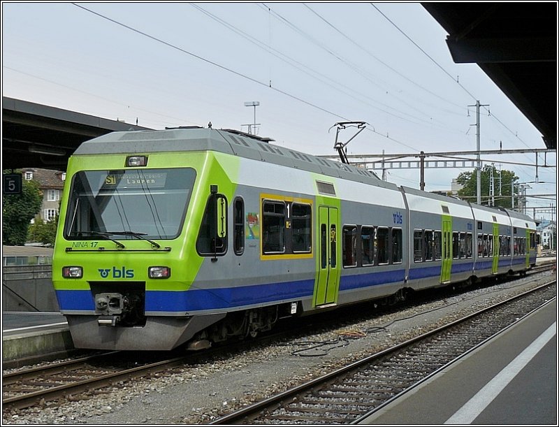 BLS Triebzug NINA 17 stand am 04.08.08 am Bahnsteig im Bahnhof von Thun. (Hans) 