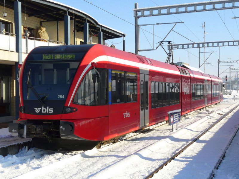 bls - Triebzug RABe 2/8  526 284-5 abgestellt im Bahnhof von Ins am 01.01.2009