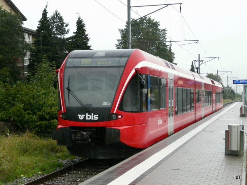 bls - Triebzug RABe 2/8 526 285-2 als Regio nach Lyss - Kerzers bei  Strmenden Regen im Bahnhof Bren an der Aare am 08.08.2009