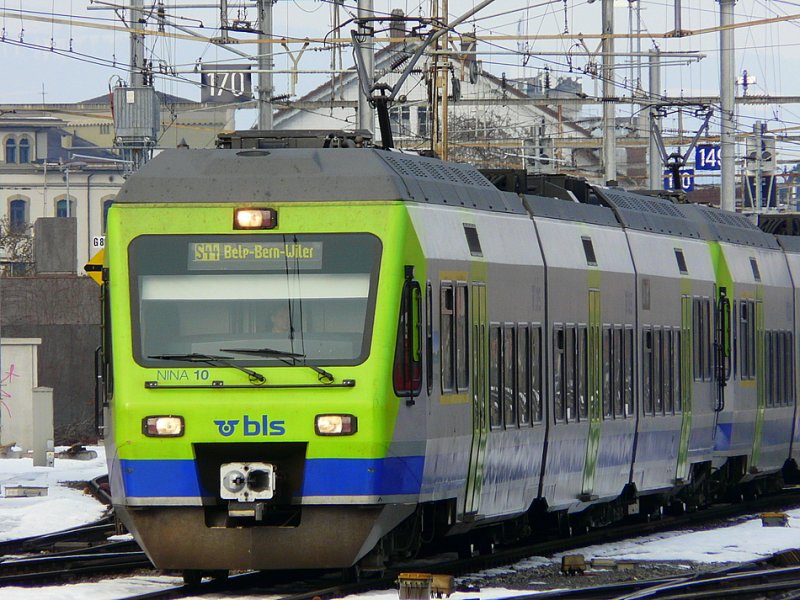 bls - Triebzug RABe 525 010-5 unterwegs auf der Linie S44 in Thun am 28.12.2008