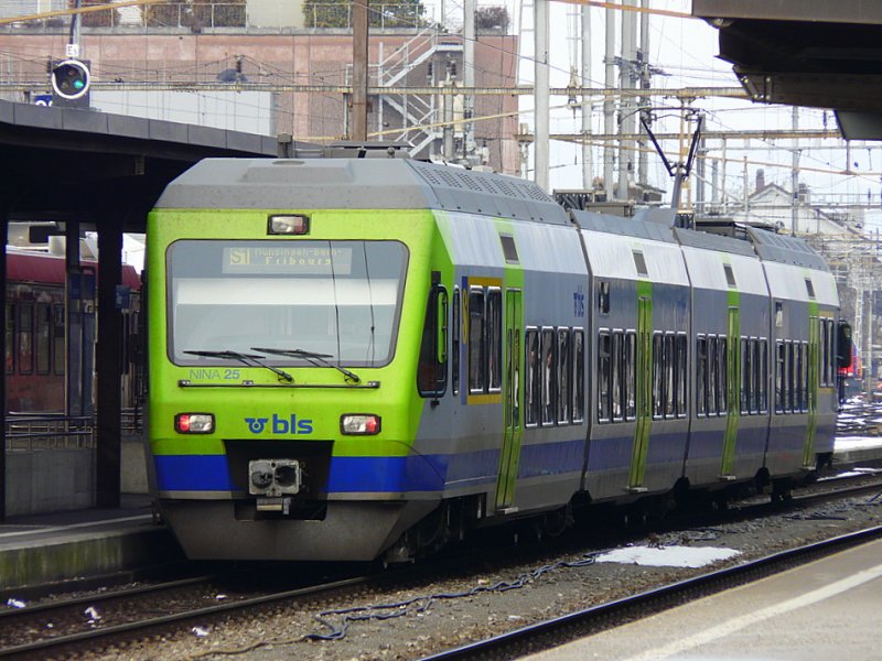 bls - Triebzug RABe 525 025-3 unterwegs auf der Linie S1 in Thun am 28.12.2008