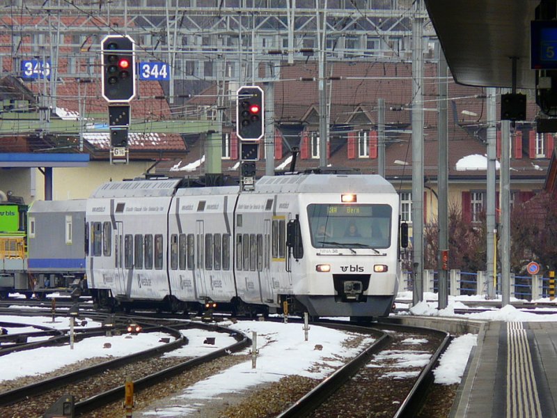 bls - Triebzug RABe 525 038-6 mit Werbung (ex TRN) unterwegs als Regio Express nach Bern in Spiez am 28.12.2008