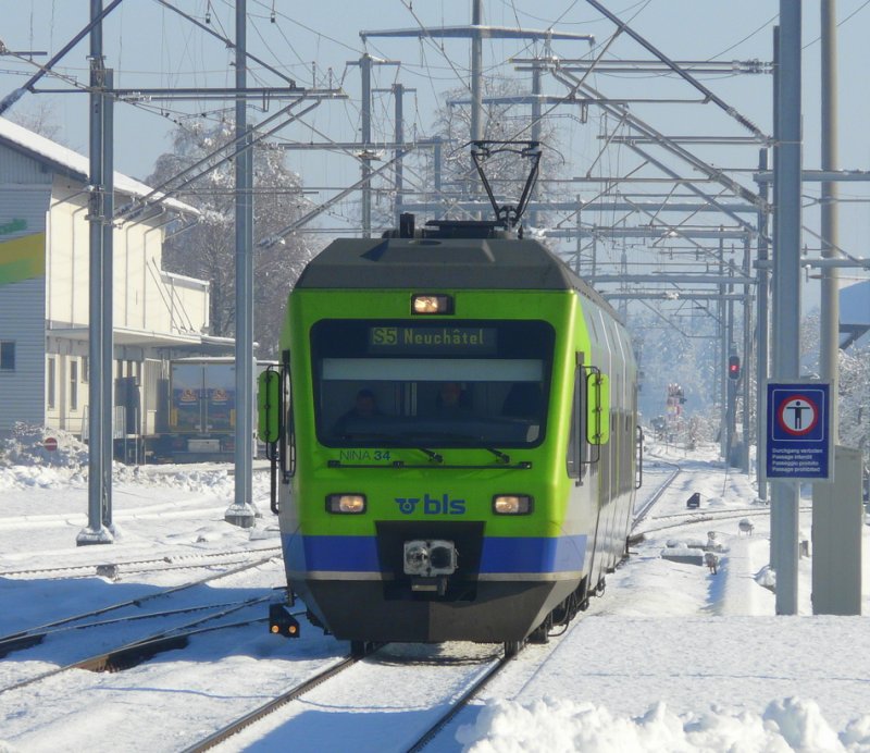 bls - Triebzug RABe 525 034-5 unterwegs auf der S 5 nach Neuchatel bei der einfahrt in den Bahnhof von Ins am 01.01.2009