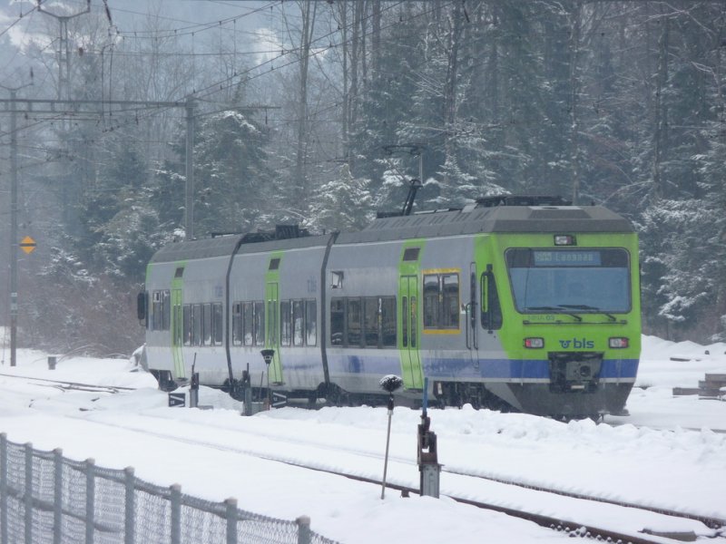bls - Triebzug RABe 525 003-0 unterwegs als Regio nach Langnau im Bahnhofsarel von Ramsei am 14.02.2009
