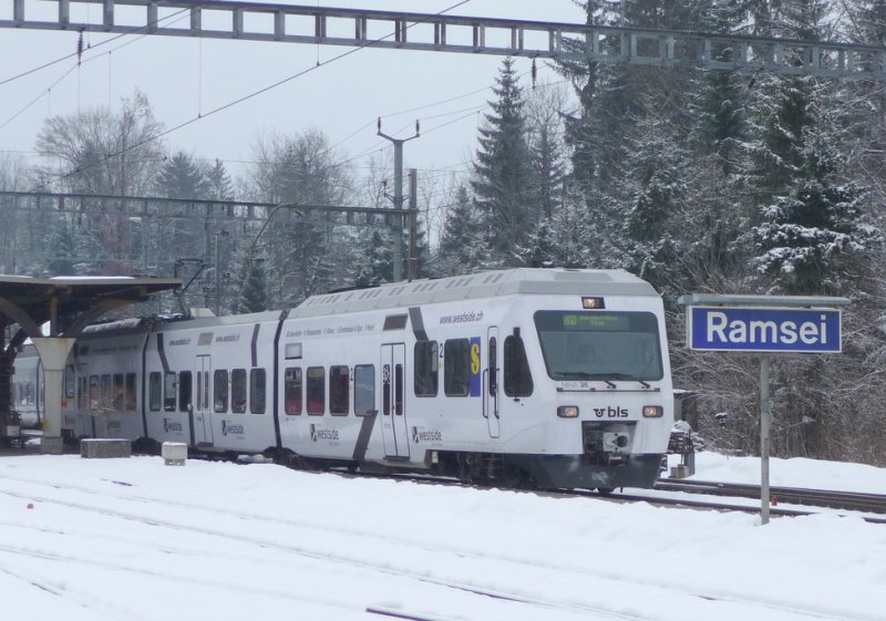 bls - Triebzug RABe 525 038-6 unterwegs als Regio von Langnau nach Burgdorf - Bern  - Thun im Bahnhof von Ramsei am 14.02.2009