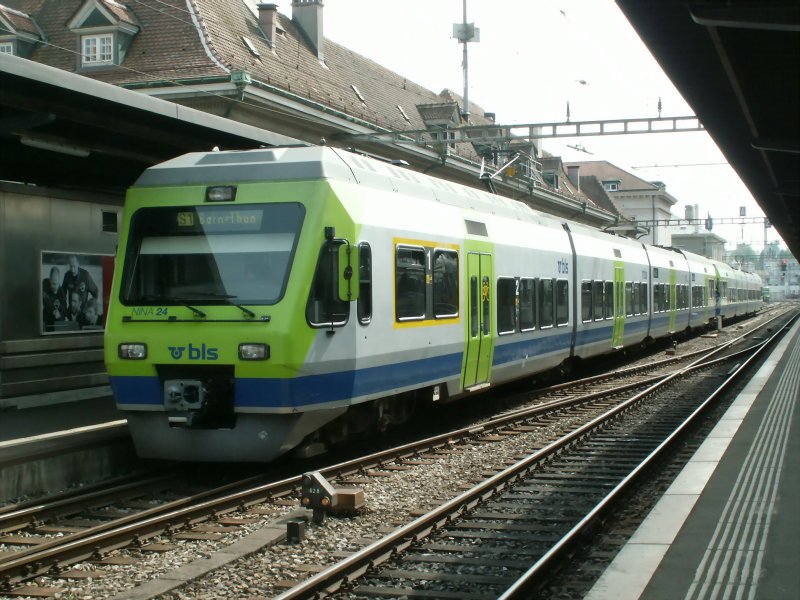 BLS Triebzug RABe 525  NINA  Bern-Thun im Bahnhof Fribourg/Freiburg.26.08.08
