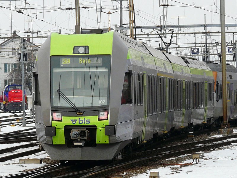 bls - Triebzug RABe 535 402-8 unterwegs als Regio Express nach Bern in Thun am 28.12.2008