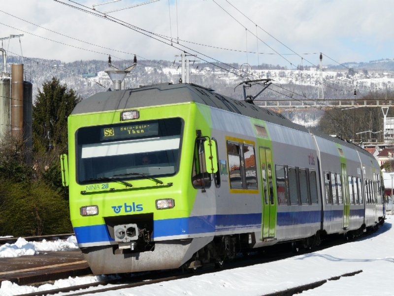 bls - Unterwegs auf der S 3 der NINA Tiebzug RABe 525 028-0 bei der einfahrt in den Bahnhof von Brgg am22.03.2008