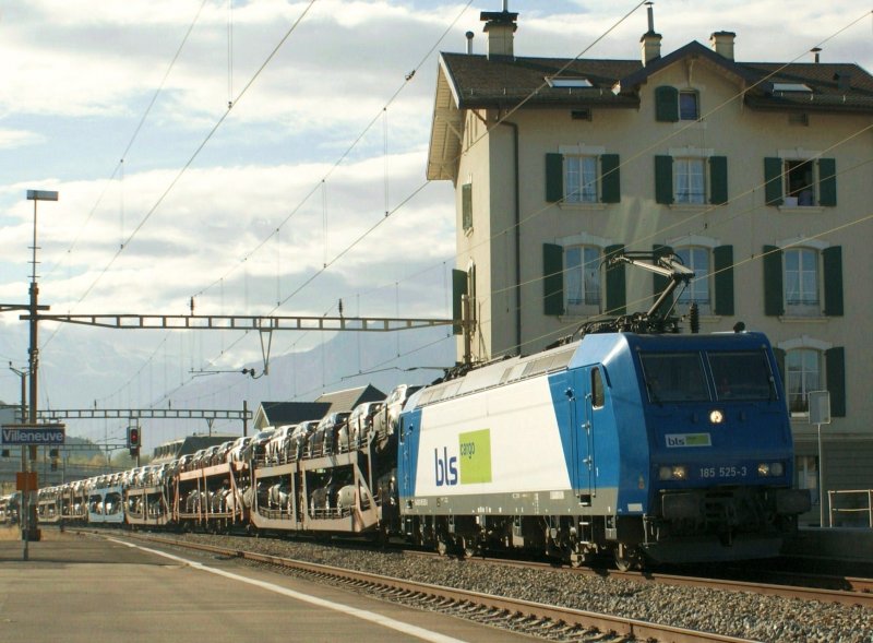 BLS in Villeneuve: die Re 185 525-3 mit eine Autozug auf dem Weg nach Genve, wo dann eine Class 66 den Zug bernimmt.
20. Oktober 2008