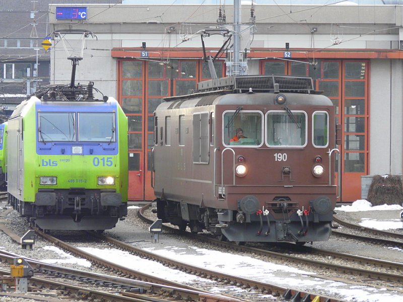 bls - Vor dem Depot in Spiez sind die Loks 485 015-2 + Re 4/4 190 am 28.12.2008