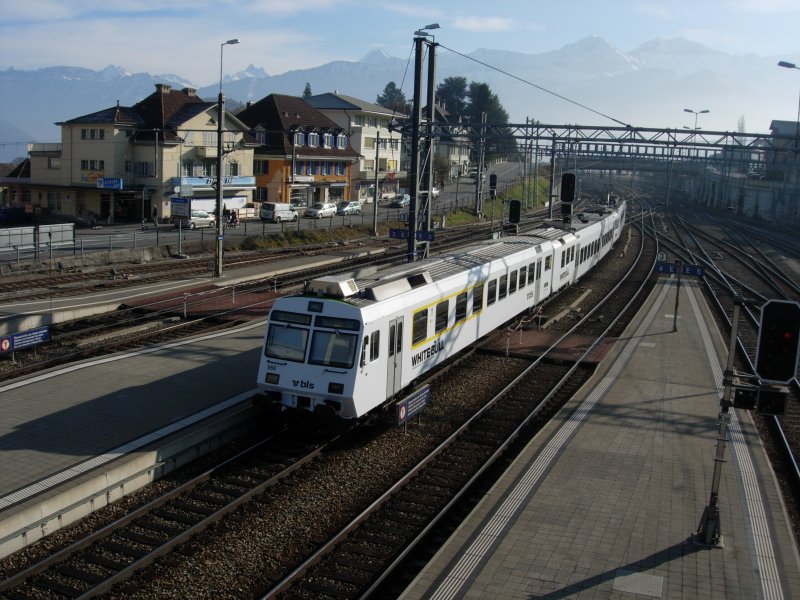 BLS - WHITE BULL Triebzug von Zweisimmen nach Interlaken OSt bei der Ausfahrt aus Spiez am 10.10.07