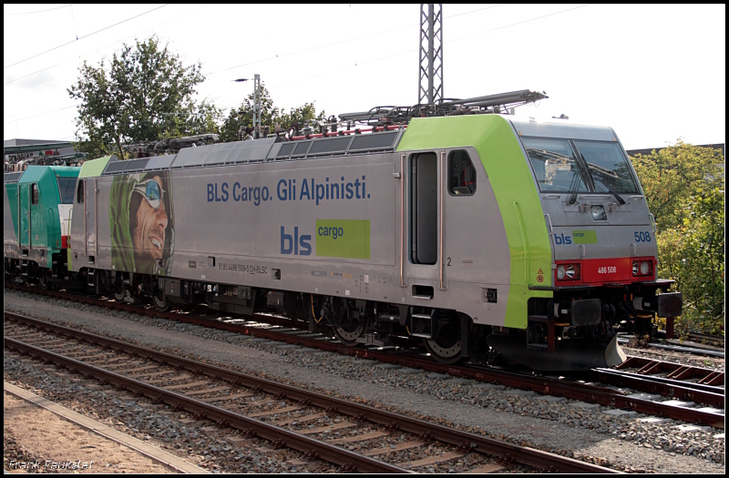 BLSC 486 508 in einem Lokzug der in das Werk von Bombardier ging (NVR-Nummer: 91 85 4486 508-5 CH-BLSC, sub type CH/D/I/A, gesichtet Hennigsdorf b. Berlin 14.09.2009)