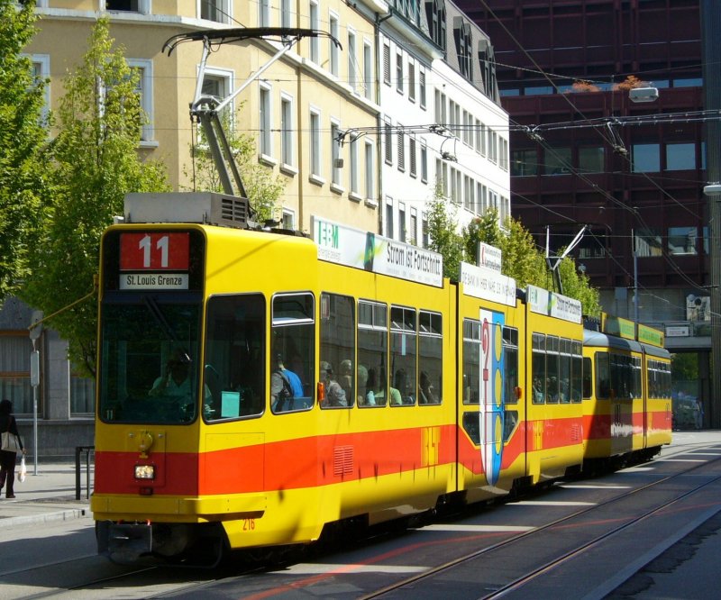 BLT = Baselland Transport Strassenbahn - Triebwagen 216 in den Strassen von Basel am 13.09.2006