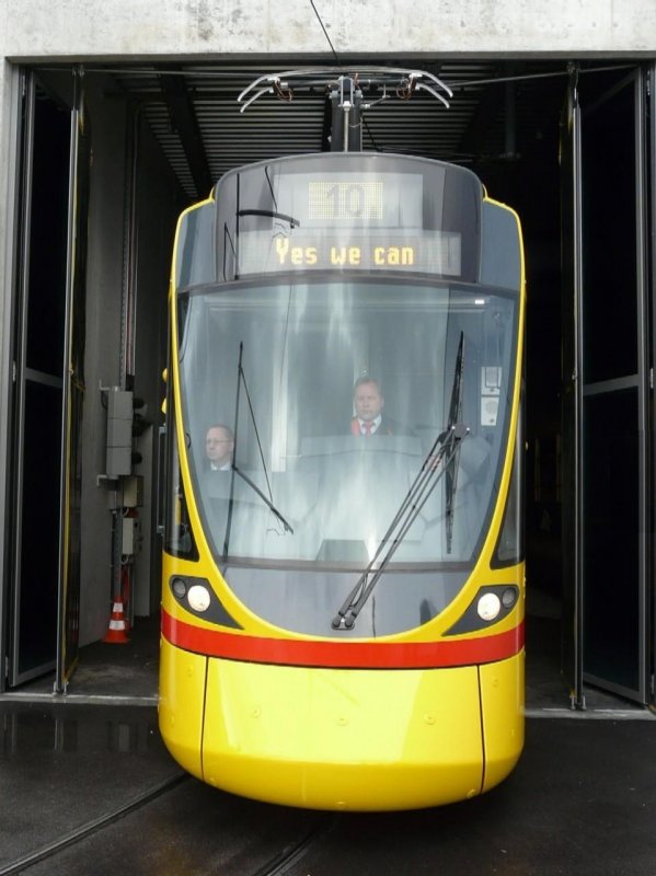 BLT -   Yes we can   auch bei der BLT - Front des STADLER Prototyp * TANGO-Premiere * Be 6/10 151 unterwegs mit Publikumsrudfahrten im BLT Depot Hslimatt am 22.11.2008