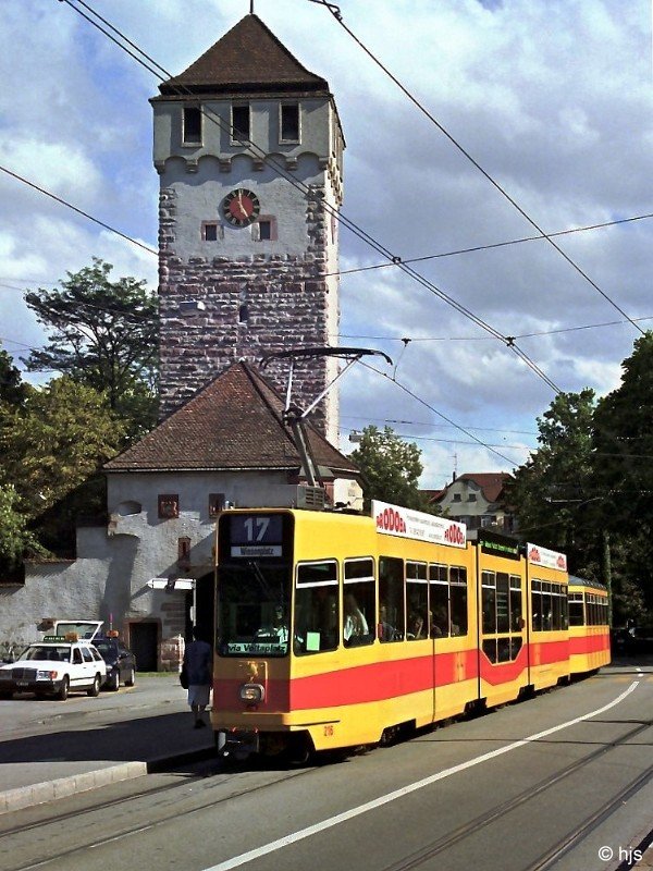 BLT Be 4/8 216 + B 1305 am St. Johanns-Tor (20. August 2004). Eine Umleitung ist dafr verantwortlich, dass die Linie 17 am St. Johanns-Tor vorbei fhrt. Das zustzliche Schild  via Voltaplatz  weist auf den genderten Linienweg hin.
