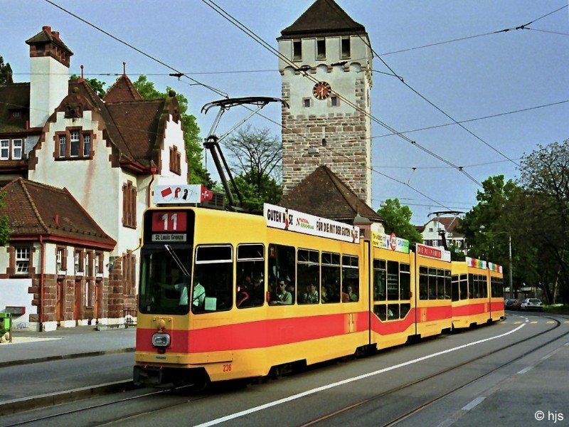 BLT Be 4/8 236 + Be 4/6 266 am St. Johanns-Tor (9. Mai 2001)