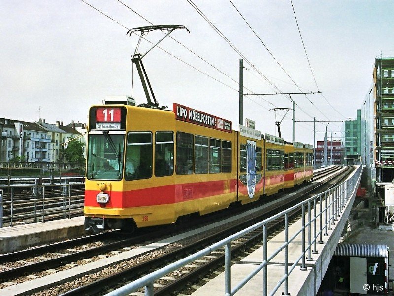 BLT Be 4/8 256 + Be 4/6 261 auf der Bahnhofsbrcke (3. Mai 2004). Der Fahrer hat vergessen, die Zielangabe neu einzustellen. Richtig wre  Aesch .