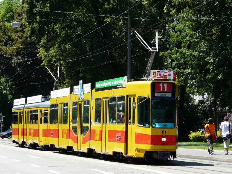 BLT - Be 4/8 256 mit Be 4/6 unterwegs auf der Linie 11 am 21.06.2008