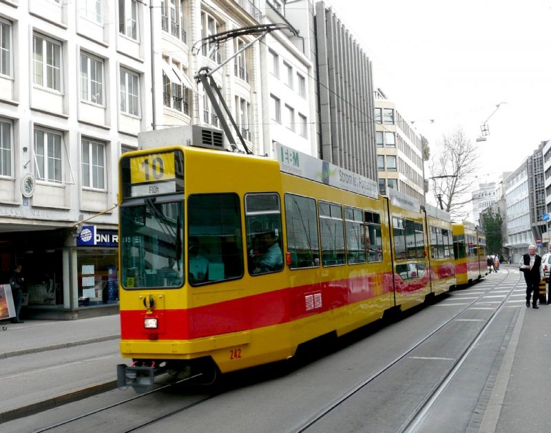 BLT - Strassenbahn Be 4/8 242 mit Be 4/6 unterwegs auf der Linie 10 in Basel am 15.03.2008