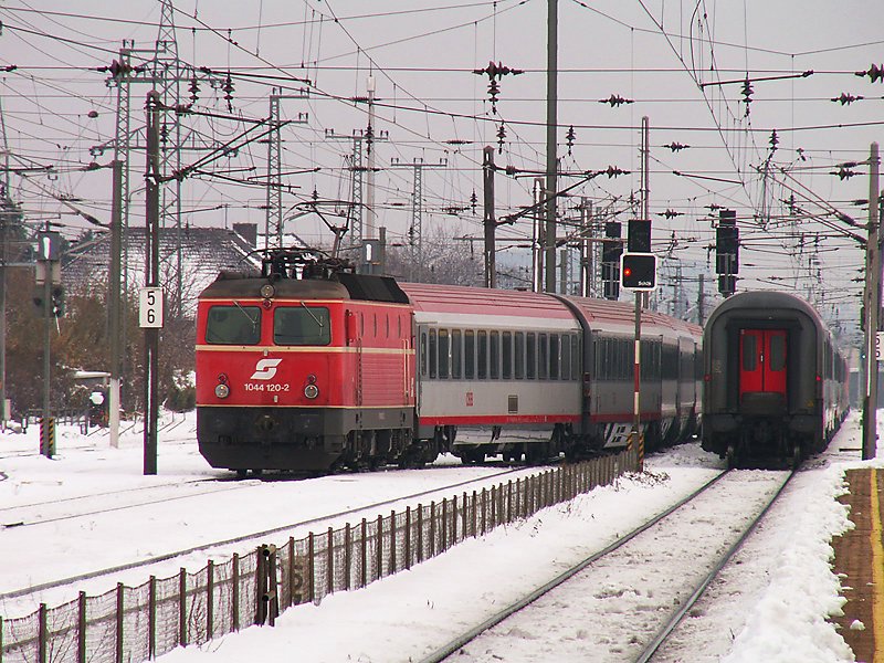 Blutorange 1044 120 bespannte am 17.11.2007 den IC 642, hier bei der Einfahrt in Wien Htteldorf