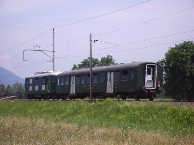 Bm 4/4  18451 dieselt mit einem B Leichstahl-Wagen Richtung Salez-Sennwald. Beides sind Museums-Exemplare von SBB Historic
09.06.07