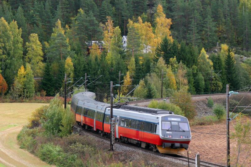 BM 70.015 auf der Fahrt von Lillehammer nach Oslo bei Tangen; 04.10.2009