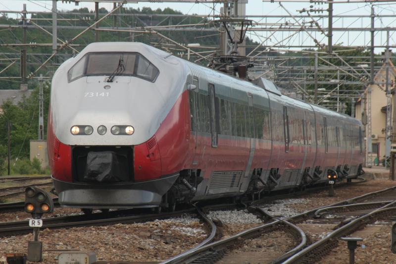 BM 73.141 verl�sst den Bahnhof Halden und begibt sich auf den Weg nach Oslo; 02.06.2009
