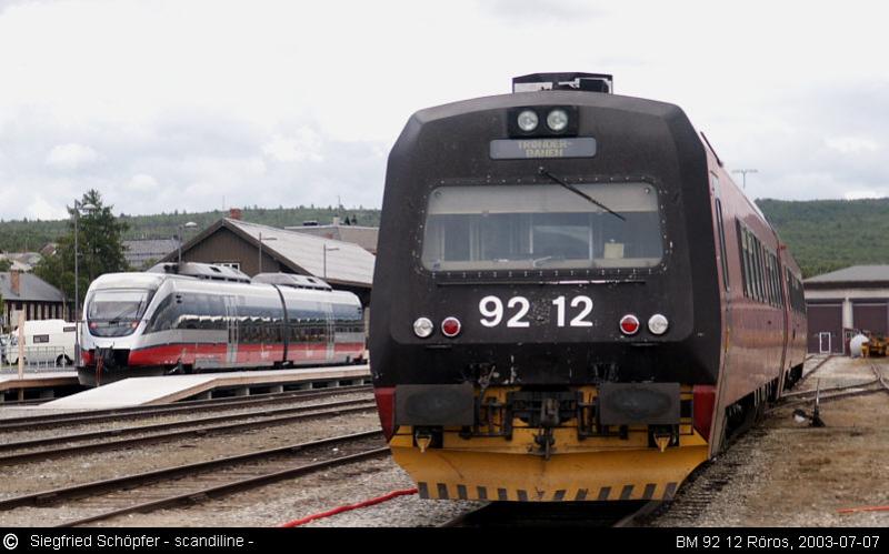BM 92 12 in Rros im Sommer 2003. Links im Bild die Ablsung auf der  Rros-Bahn, der Triebwagen der Reihe BM93, im Jahr 2003 noch unter dem Produktnamen  Agenda  vermarktet 
