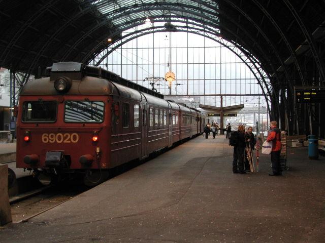 BM69 020 als Lokaltog Bergen - Myrdal am 28.03.2002 in Bergen.