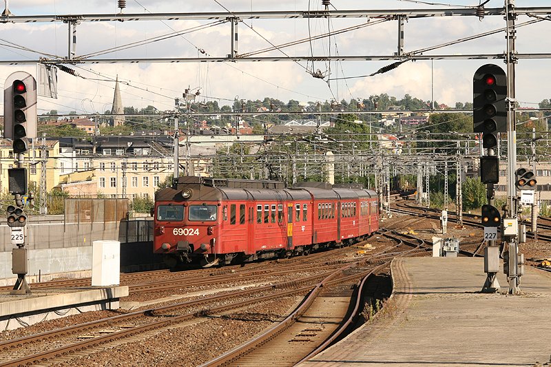 Bm69 024 fhrt am 01.09.2006 in Oslo S ein.