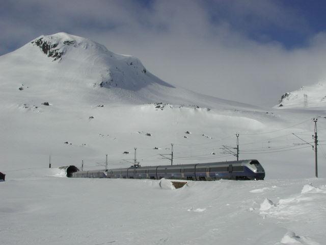 BM73 006 bei der Ausfahrt aus dem Finsenutentunneln. Der Wintersportort Finse liegt auf der Hochfl�che der Hardangervidda und ist mit 1.222m H�he der h�chste Bahnhof in Skandinavien.