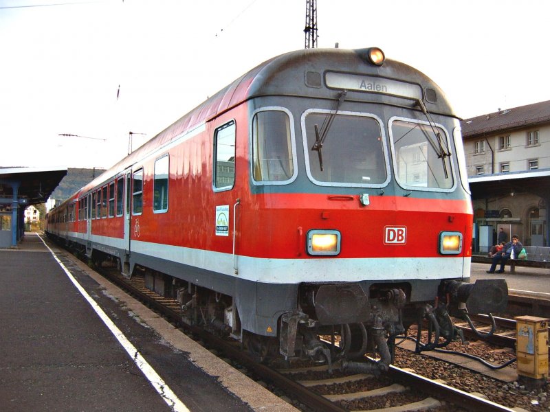 Bndf-Steuerwagen im Bahnhof Aalen am 19.10.06. Um 18:00 f�hrt der Zug mit 3 W�gen, einem Bndf-Steuerwagen, einem Bn-2-Kl.-Mittelwagen und einem Abn-1/2-Kl.-Wagen als RE 19465, geschoben von der BR 110 503-0 nach Crailsheim.